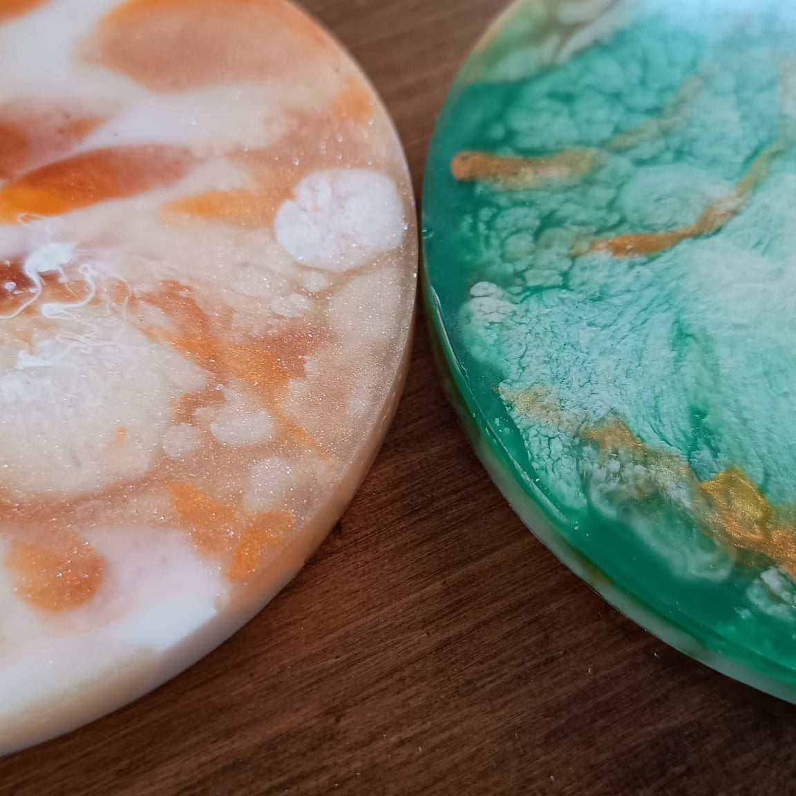 Posavasos resina efecto marmol taller impartido por Siete Maderas en Málaga.