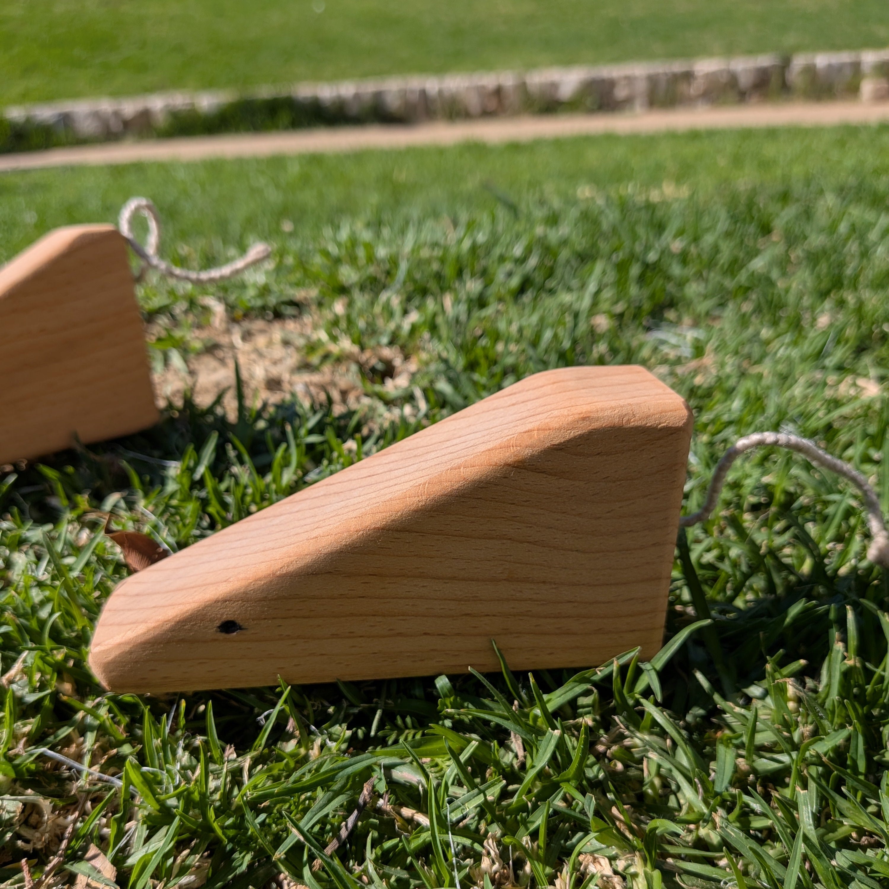 Ratón decorativo hecho en madera por Siete Maderas en su taller de Málaga.
