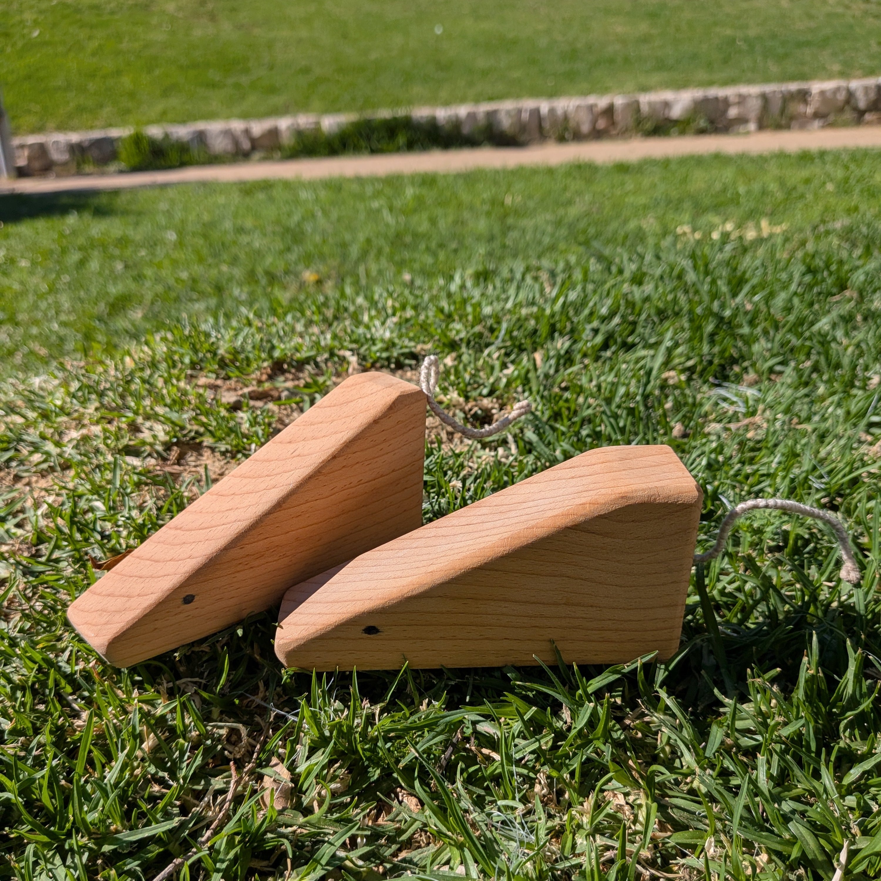 Ratón decorativo hecho en madera por Siete Maderas en su taller de Málaga.