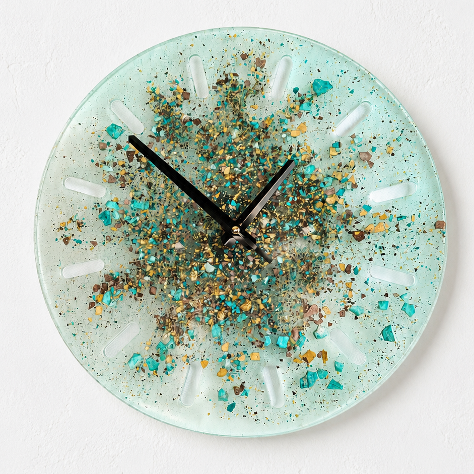 Reloj grava hecho con resina ecológica simulando grava de colores en resina epoxy. Colores verde, mostaza y marrón. Hecho por Siete Maderas a mano.
