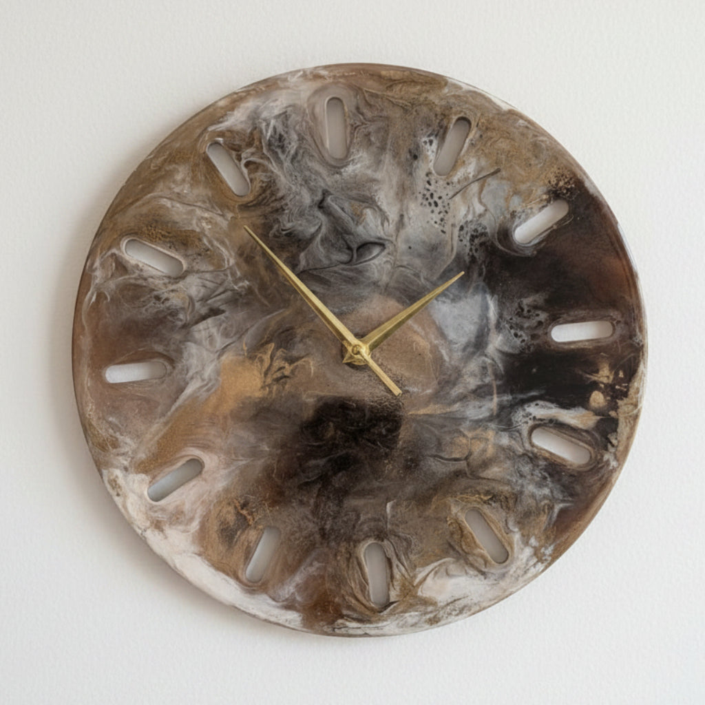 Reloj Urd de la colección nornas del tiempo hecho a mano en resina epoxy y serrín reciclado por Siete Maderas.