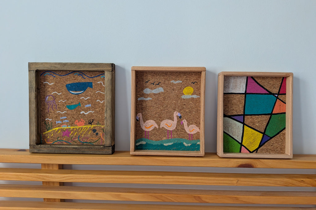 Ejemplos de bandejas decorativas hechas y pintadas a mano por Siete Maderas en su taller de Málaga. Diseños de animales y geomátricos.