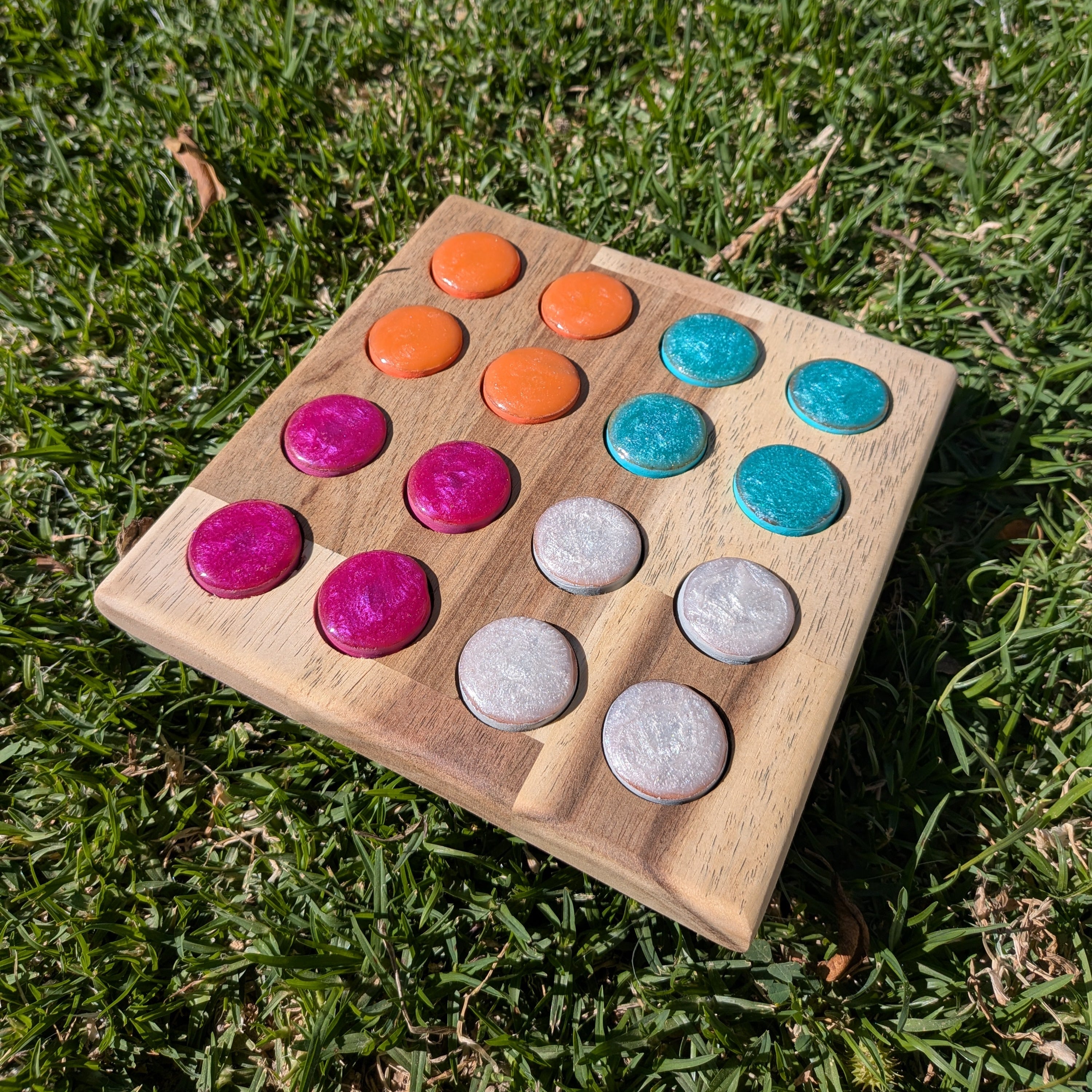 Sudoku hecho a mano en madera y resina por Siete Maderas en su taller de Málaga. Colores vibrantes y veraniegos.