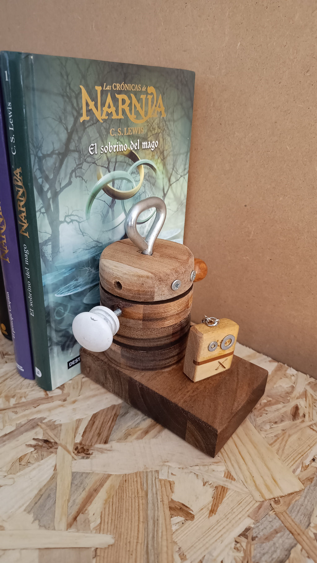 Sujetalibros Solidario Campaña Un Robot, Un Cuidado de Siete Maderas a favor e Cudeca.