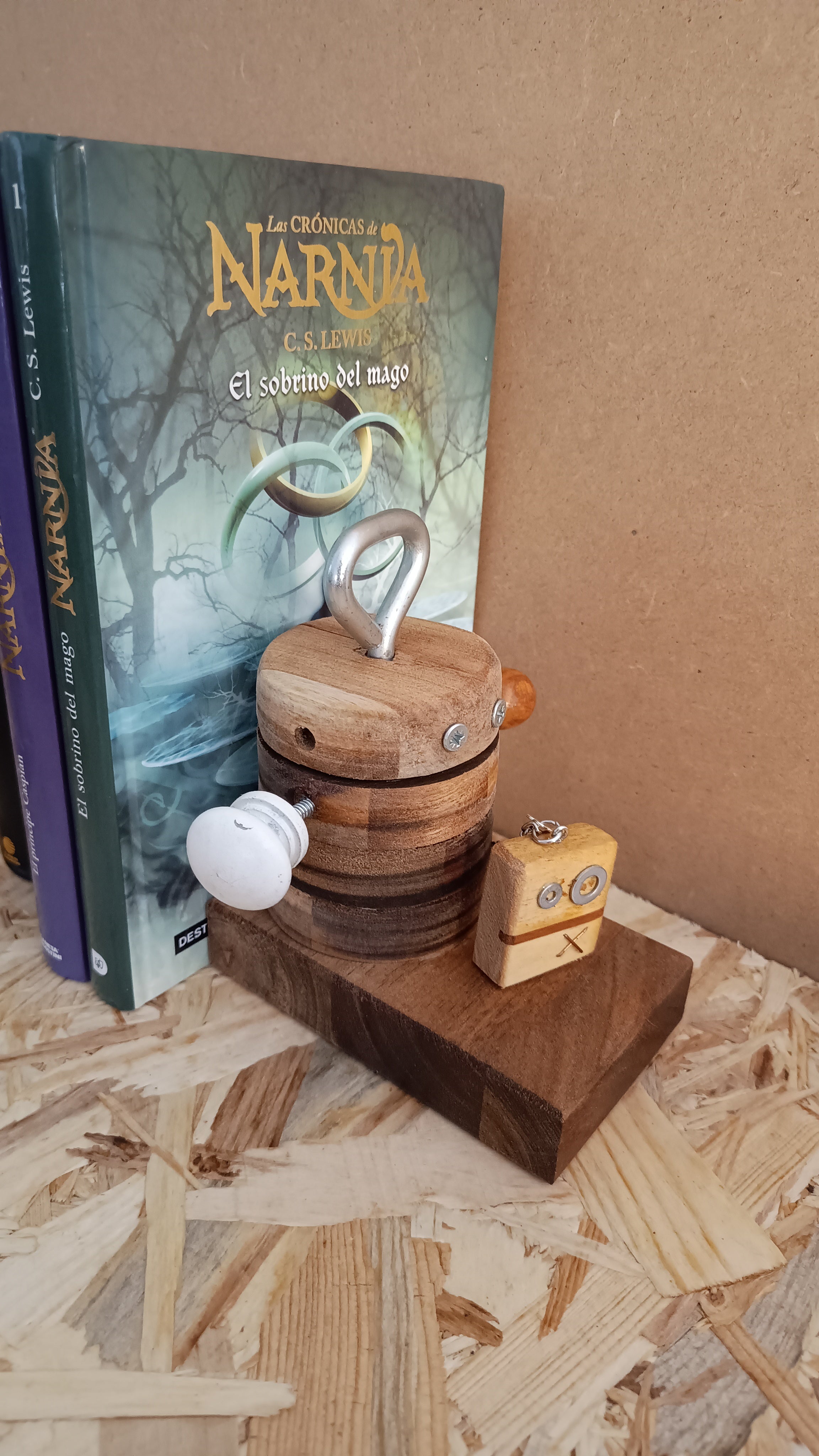 Sujetalibros Solidario Campaña Un Robot, Un Cuidado de Siete Maderas a favor e Cudeca.