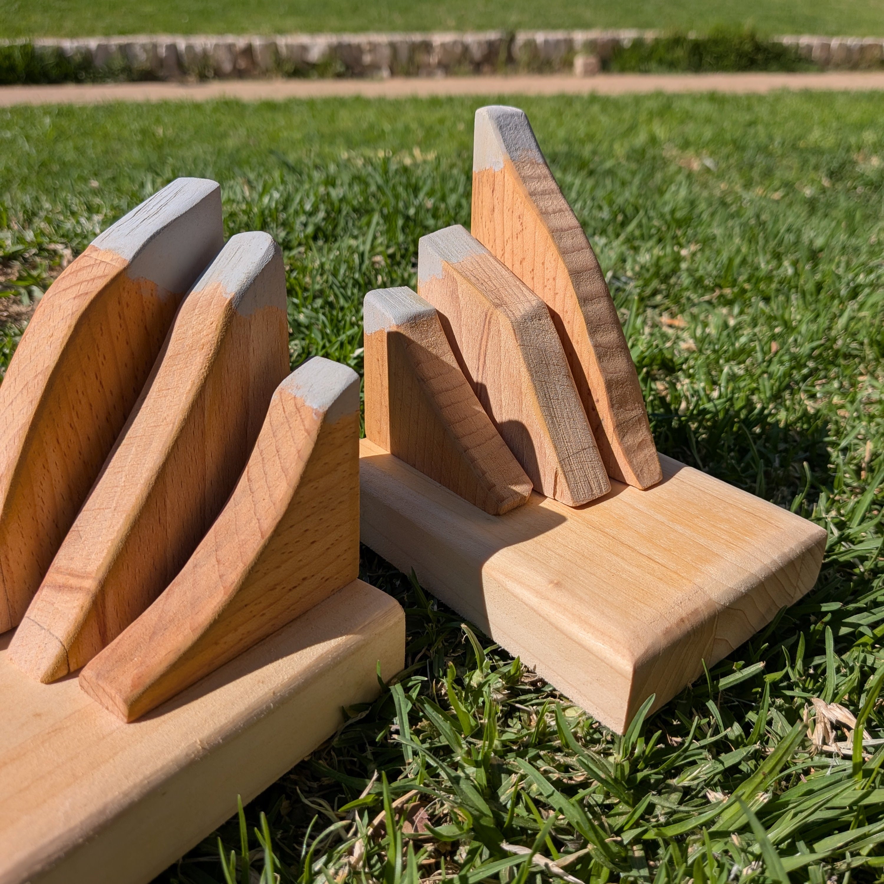 Sujetalibros con forma de montaña hecho a mano con maderas sobrantes del taller de Siete Maderas en Málaga.