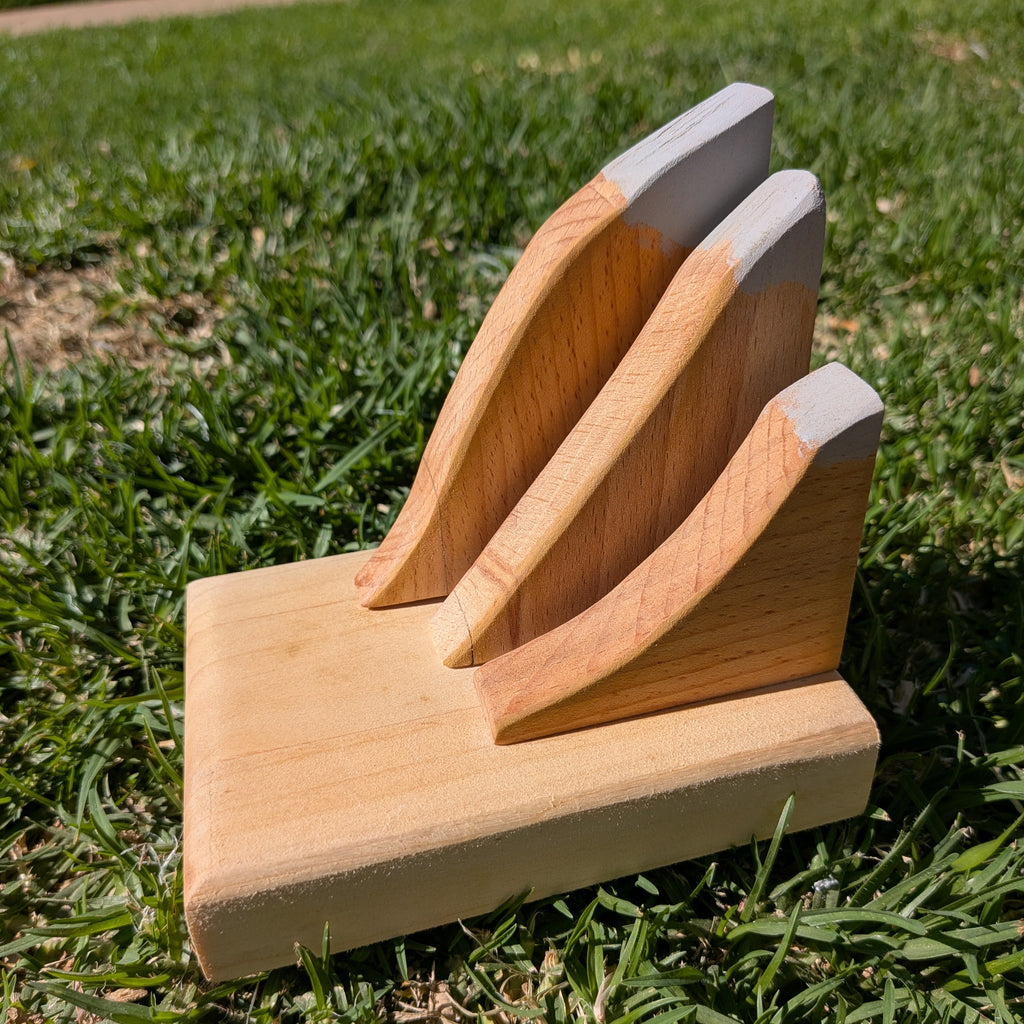 Sujetalibros con forma de montaña hecho a mano con maderas sobrantes del taller de Siete Maderas en Málaga.