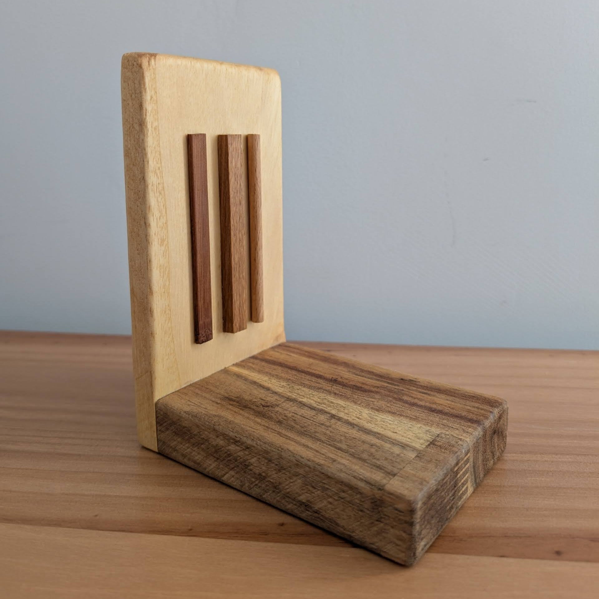 Sujetalibros con diseño limpio hecho a mano con maderas sobrantes del taller de Siete Maderas en Málaga.