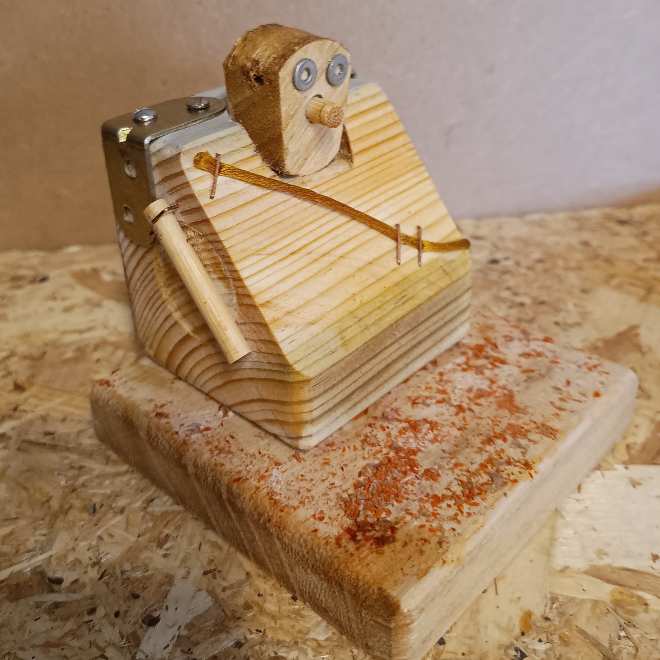 Sujetalibros con forma de robot hecho con material reciclado. Proyecto solidario en colaboración con Cudeca. Siete Maderas.