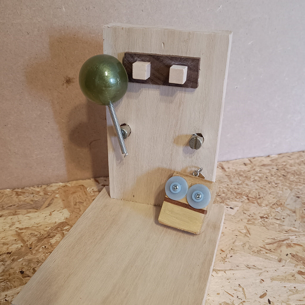 Sujetalibros con diseño de robot hecho por Siete Maderas con material reciclado en colaboración con Cudeca.