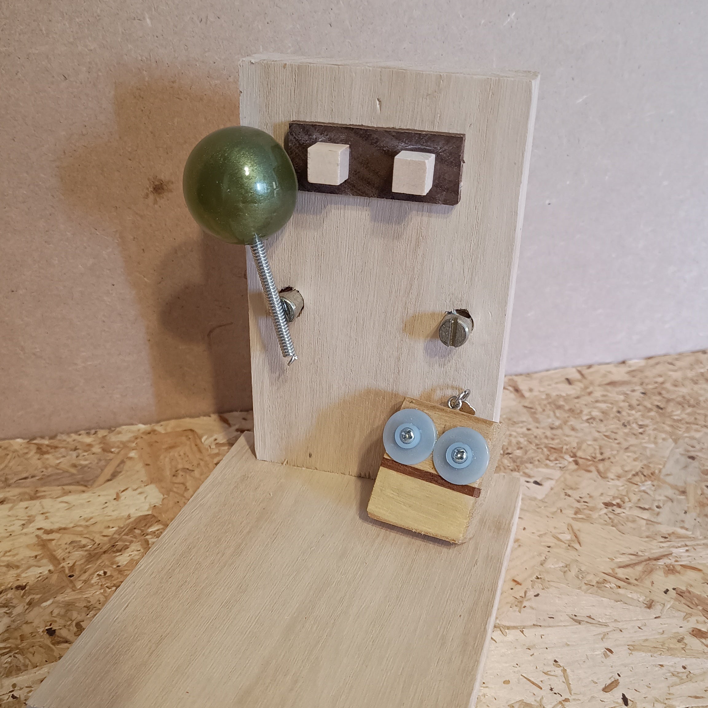 Sujetalibros con diseño de robot hecho por Siete Maderas con material reciclado en colaboración con Cudeca.