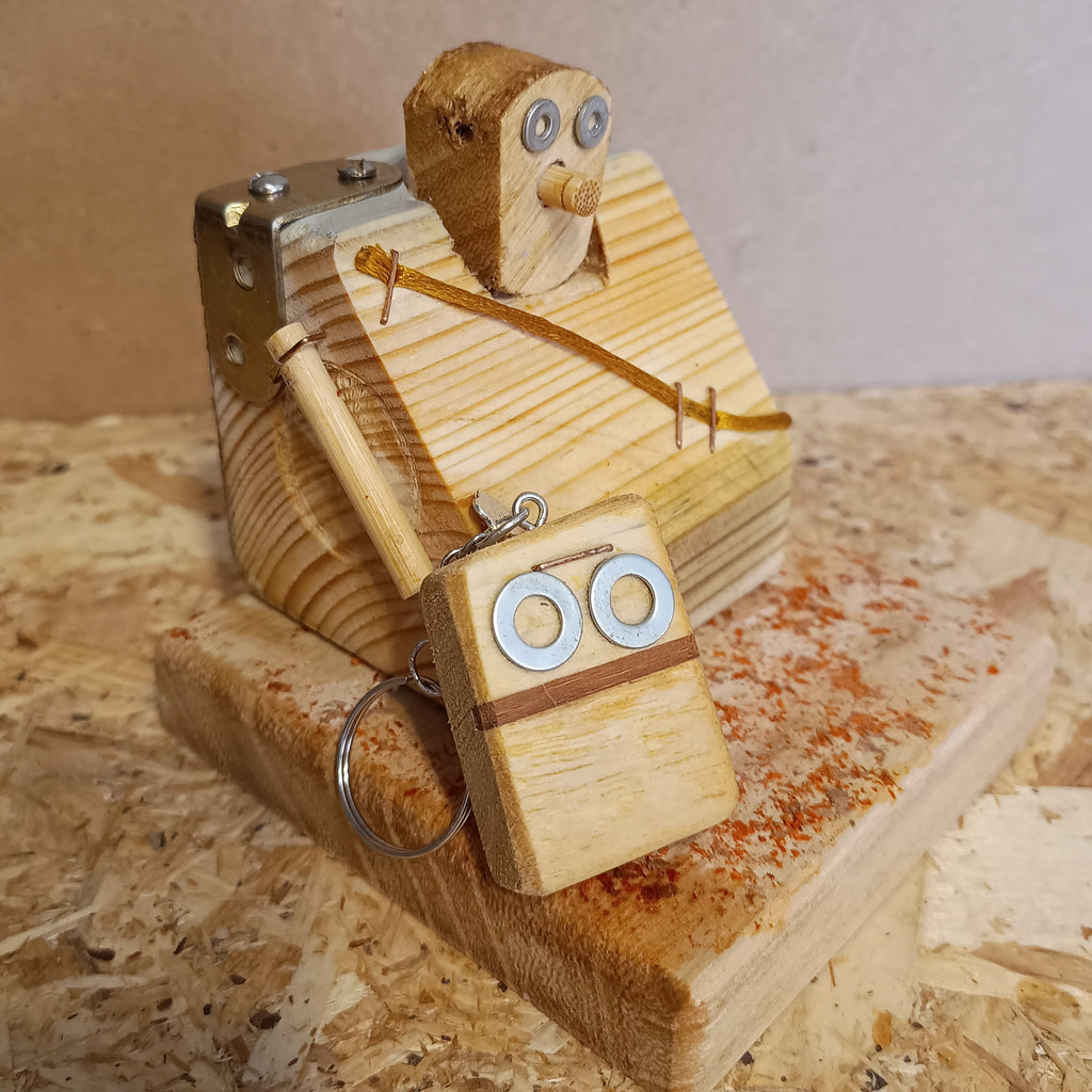 Sujetalibros con diseño de robot hecho por Siete Maderas con material reciclado en colaboración con Cudeca.