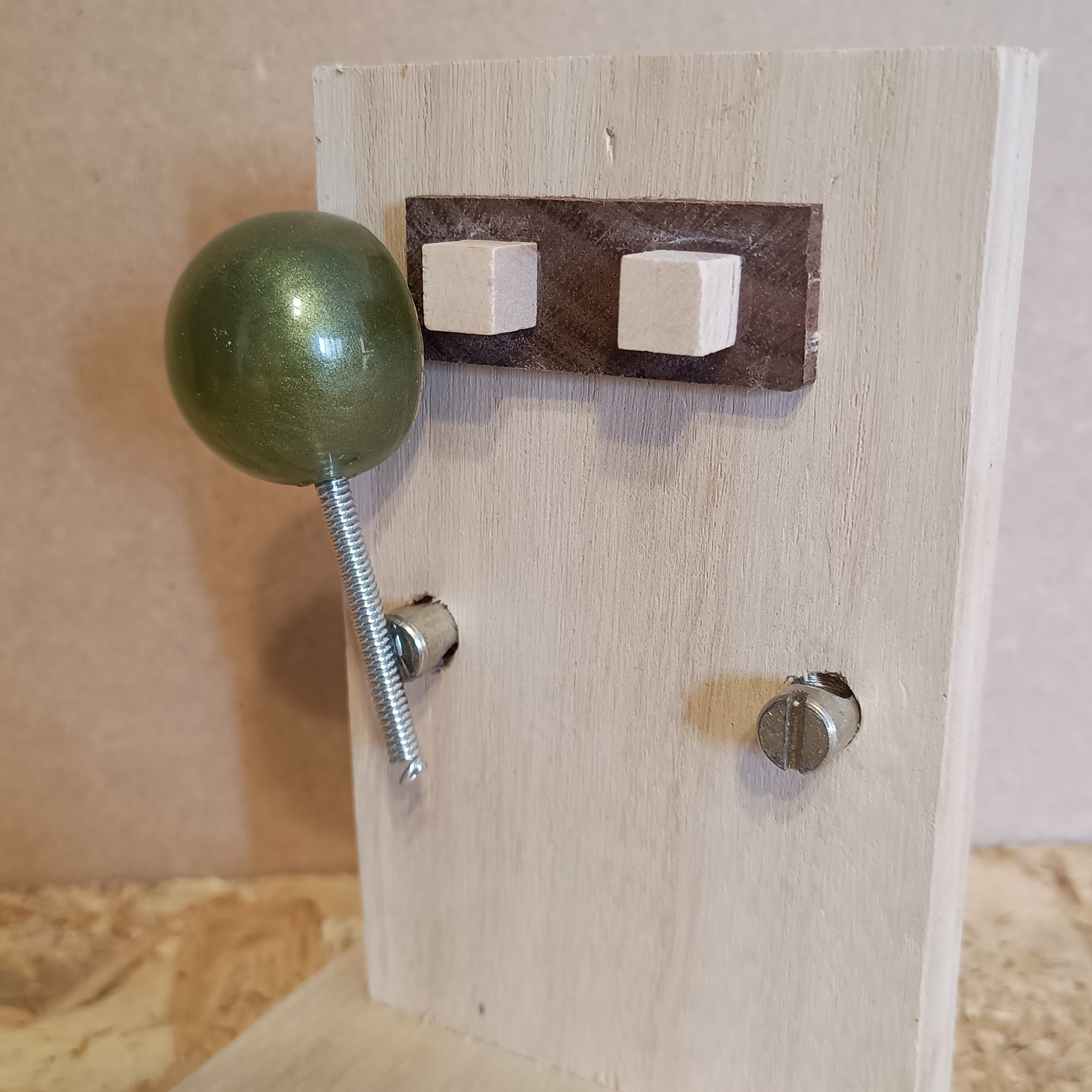 Sujetalibros con forma de robot hecho por Siete Maderas en colaboración con Cudeca. Proyecto Solidario.