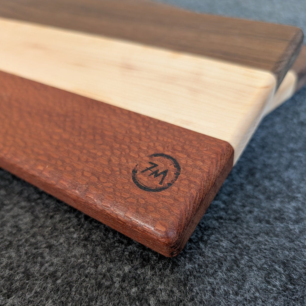 Tabla Dintel hechas a mano por Siete Maderas con patrón de tres maderas diferentes. Detalle de la veta.