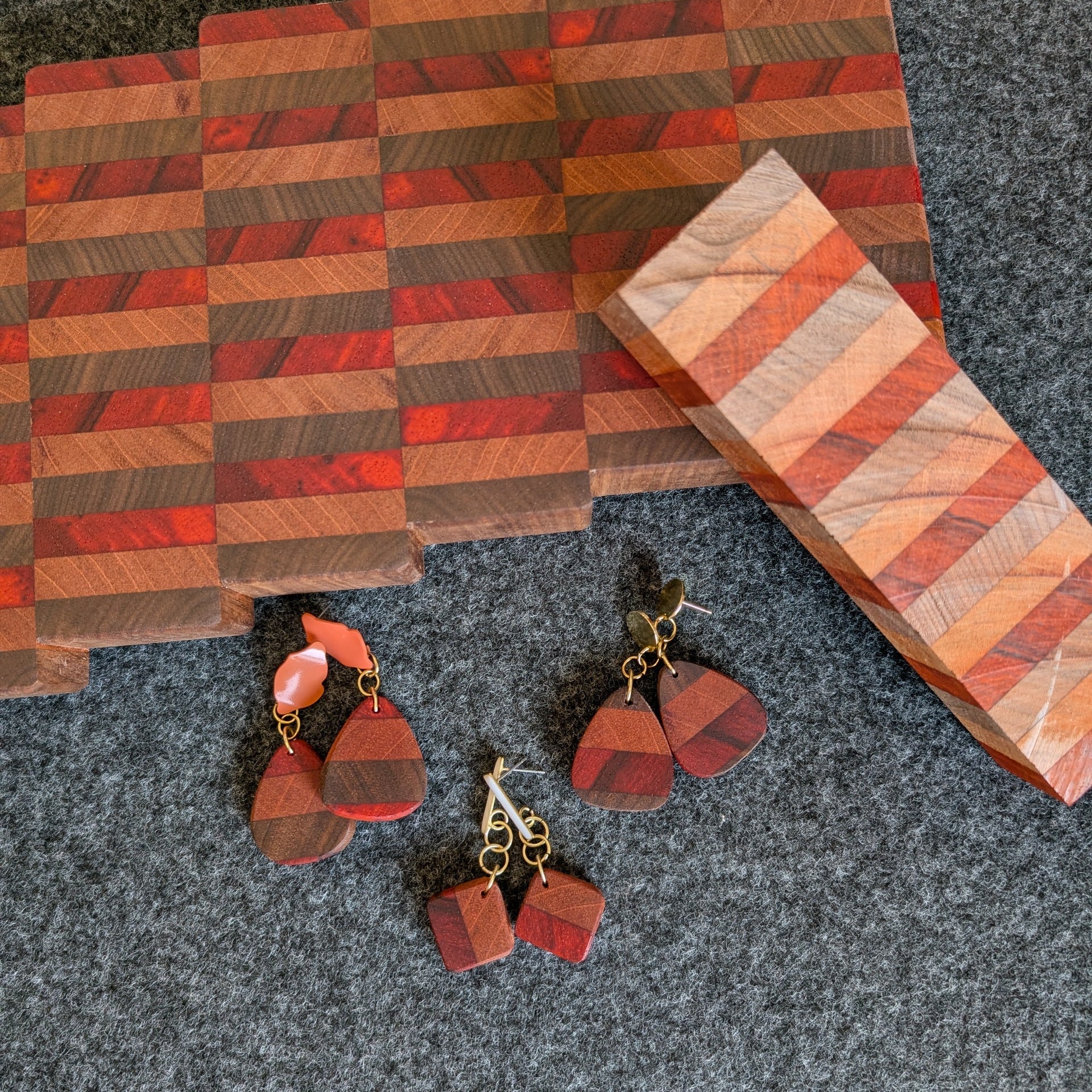 Tabla Escalera hecha a mano por Siete Maderas. Pendientes hechos con material sobrante todo de la misma combinación de madera. 