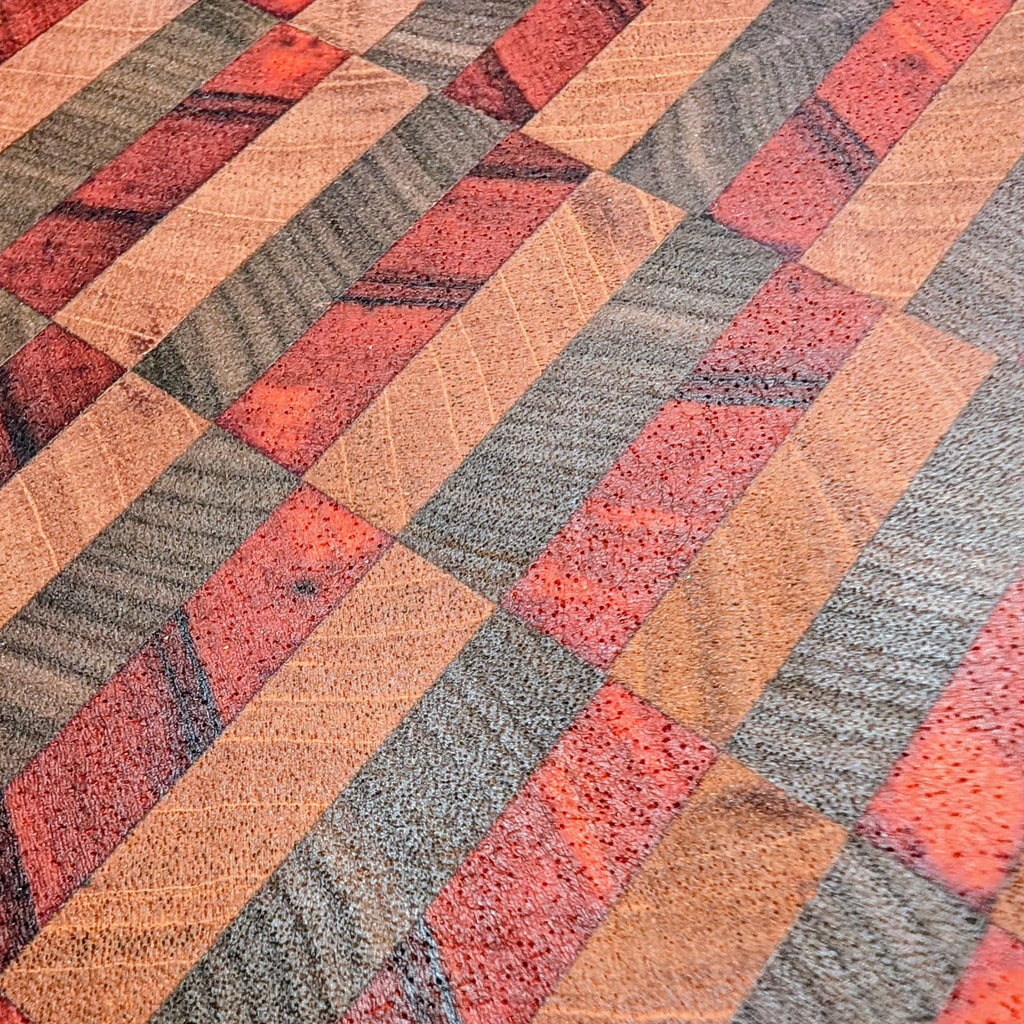 Tabla endgrain en escalera hecha a mano por Siete Maderas en maderas exóticas. Diseño único. Detalles de endgrain.