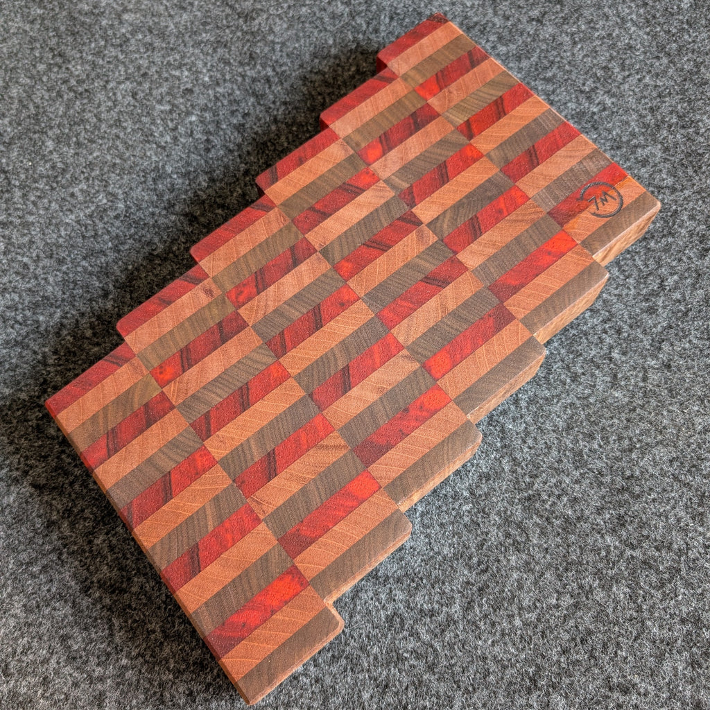 Tabla endgrain en escalera hecha a mano por Siete Maderas en maderas exóticas. Diseño único.