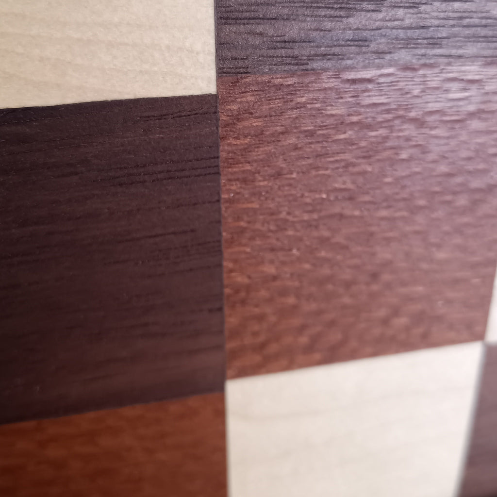 Tablas de Servir Mosaico de Siete Maderas hechas de forma artesanal con tres tipos de maderas diferentes. Colección Historia. Detalle estético