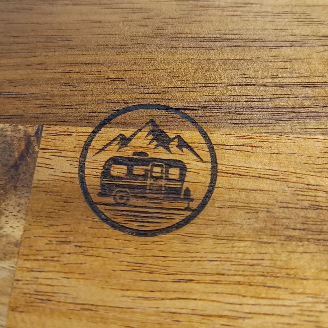 Tabla Valle ideal para acampar. Hecha a mano por Siete Maderas. Grabado a láser de diseño de autocaravana.