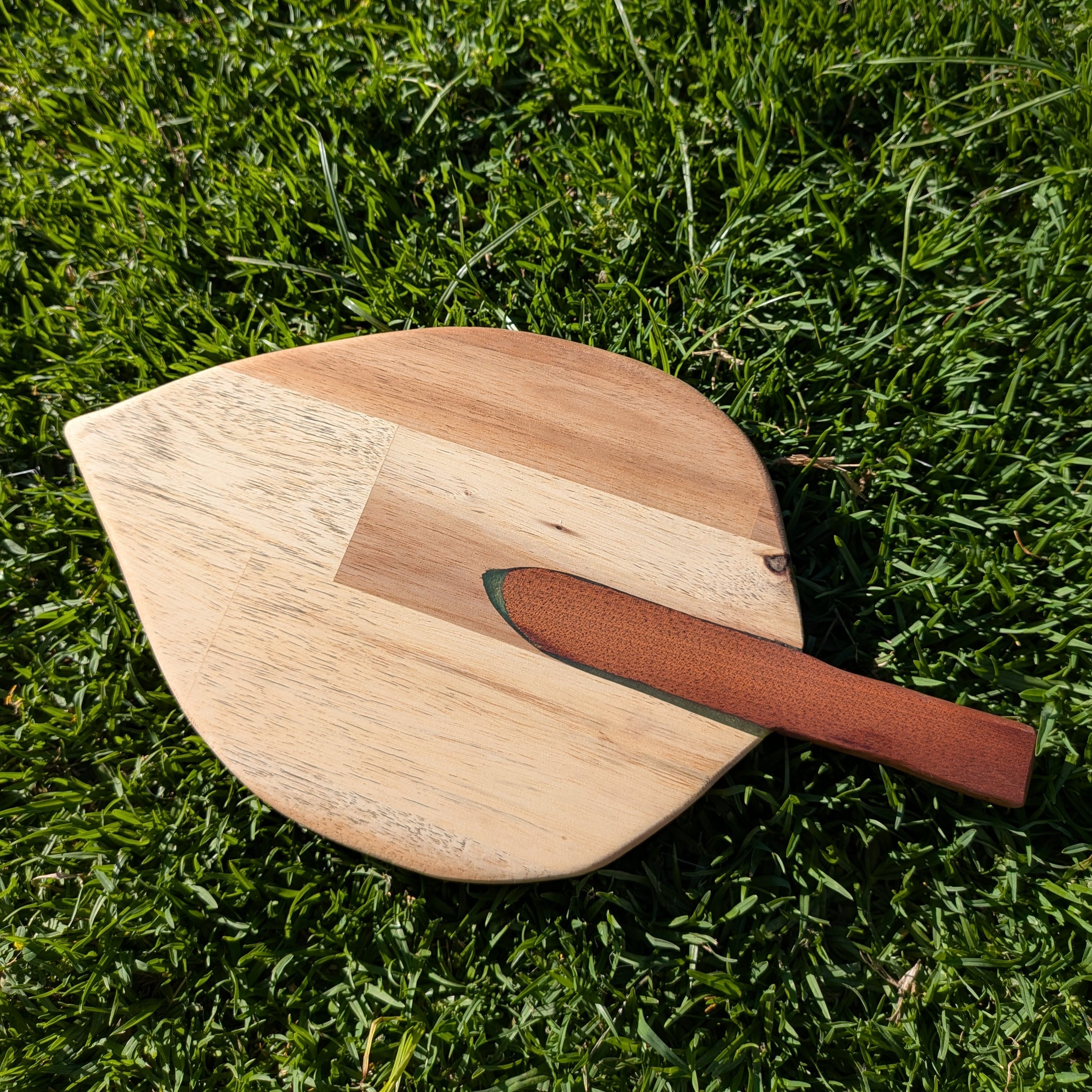 Tabla gourmet de madera noble hecha a mano con diseño de hoja. Artesanía de autor funcional por Siete Maderas, hecho en Málaga.