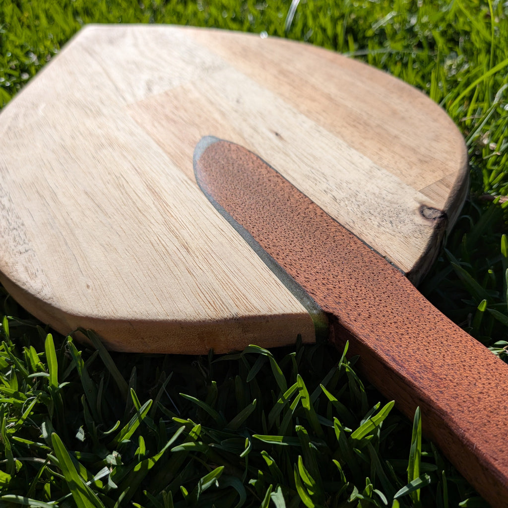 Tabla gourmet de madera noble hecha a mano con diseño de hoja. Artesanía de autor funcional por Siete Maderas, hecho en Málaga. Detalles del mango.