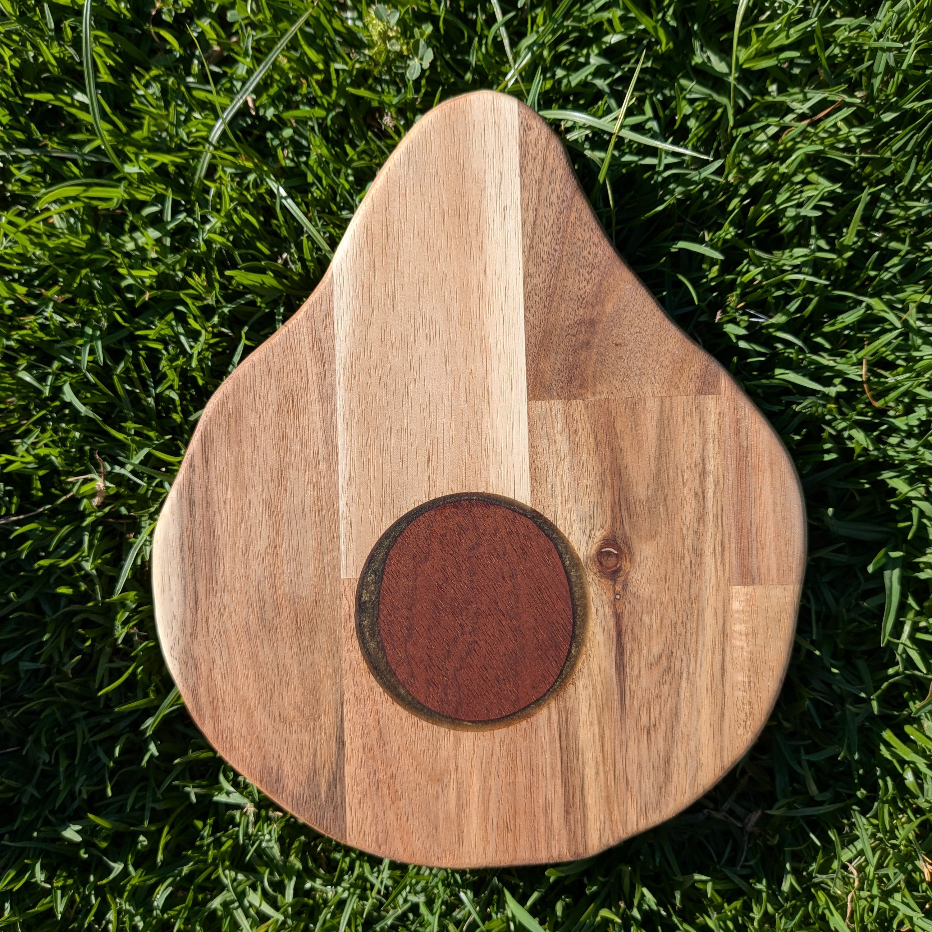 Tabla de servir con forma de aguacate hecha a mano en maderas nobles por Siete Maderas.