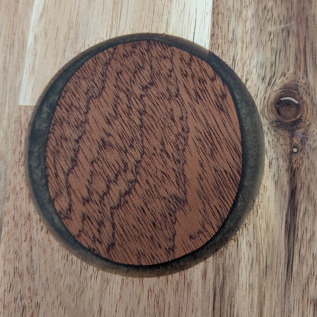 Detalle de una tabla de servir con forma de aguacate hecha a mano en maderas nobles por Siete Maderas.