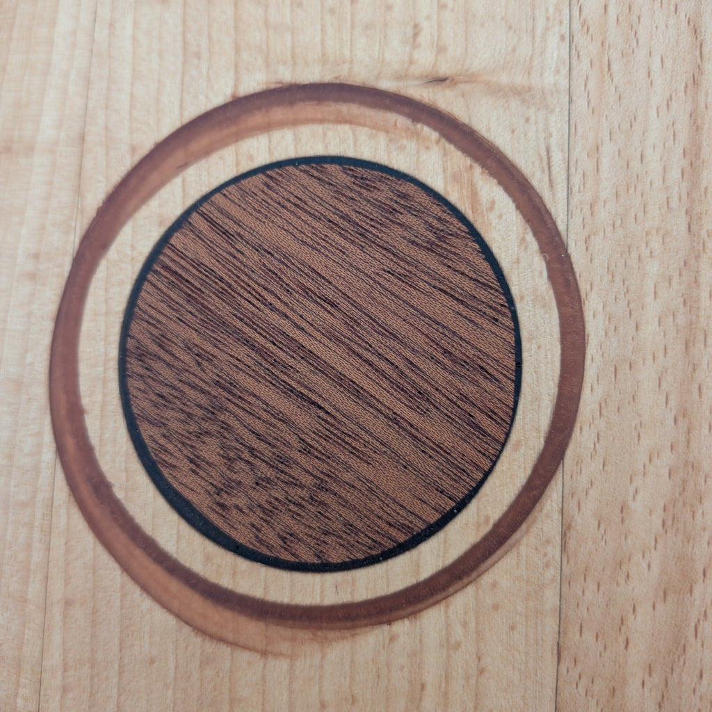 Detalle pequeño desperfecto de tabla de servir con forma de aguacate, pieza de Outlet. Siete Maderas.