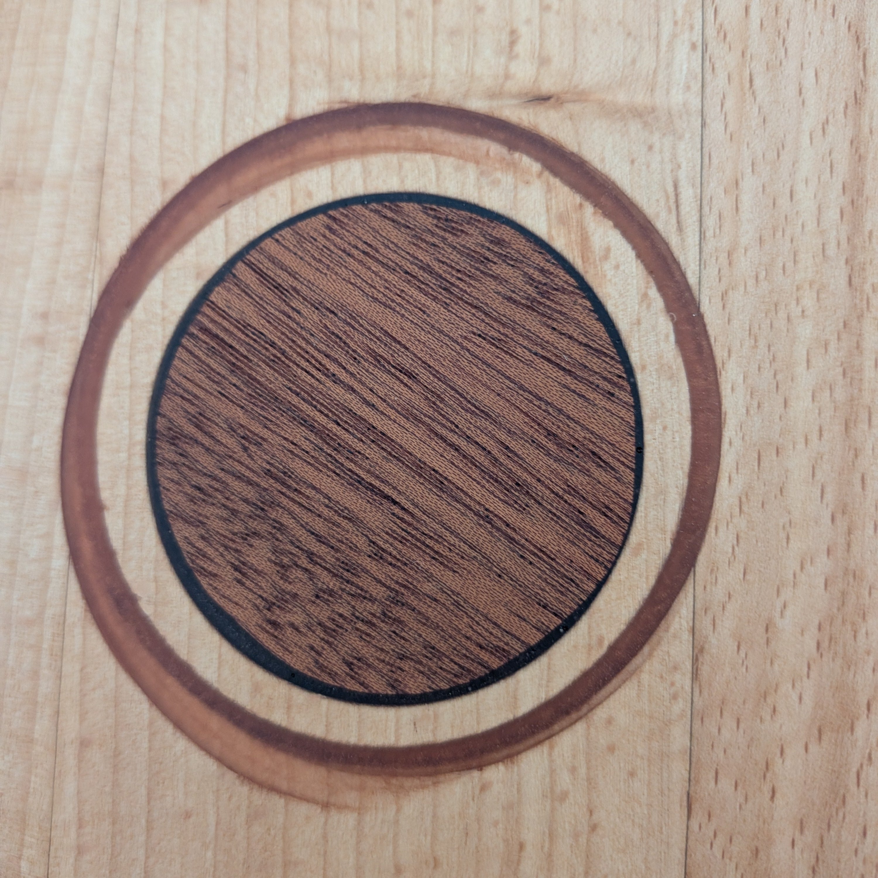 Detalle pequeño desperfecto de tabla de servir con forma de aguacate, pieza de Outlet. Siete Maderas.