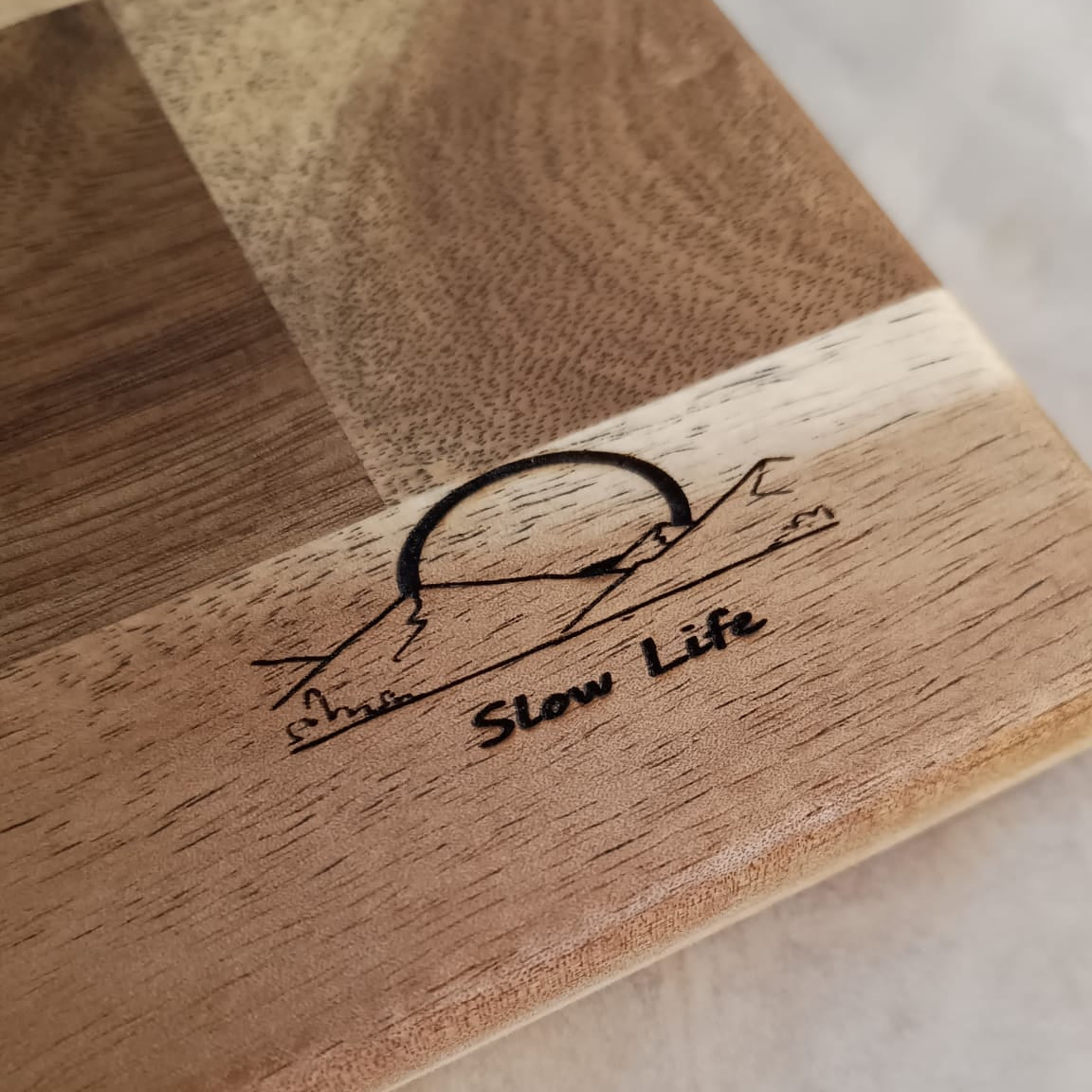 Tabla valle hecha a mano en acacia por Siete Maderas. Ideal para acampada. Grabado a láser slow life.