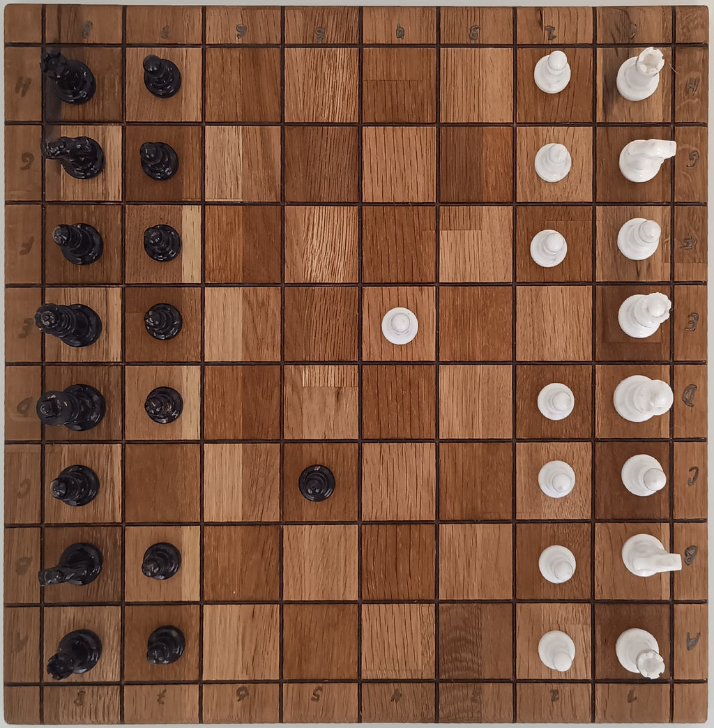 Ejemplo de tablero de ajedrez hecho a medida por Siete Maderas en madera y resina. Fichas hechas en resina. Todo a mano.