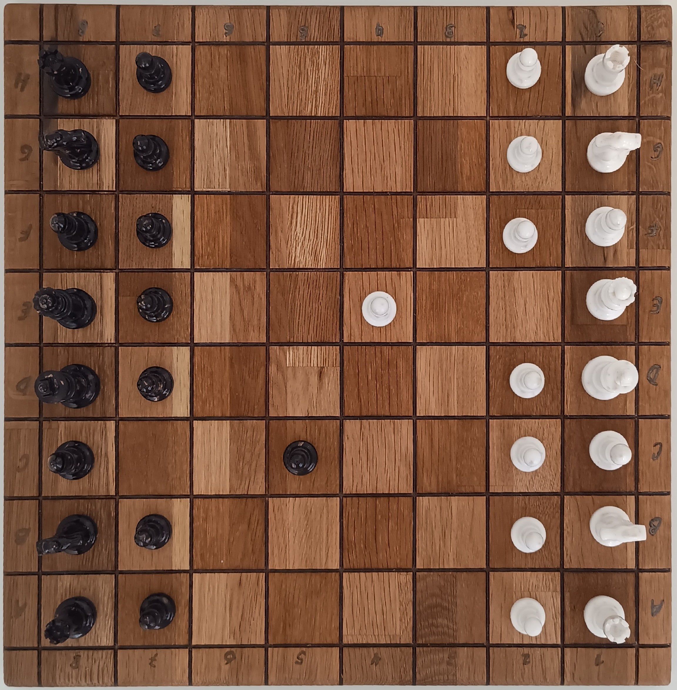 Ejemplo de tablero de ajedrez hecho a medida por Siete Maderas en madera y resina. Fichas hechas en resina. Todo a mano.