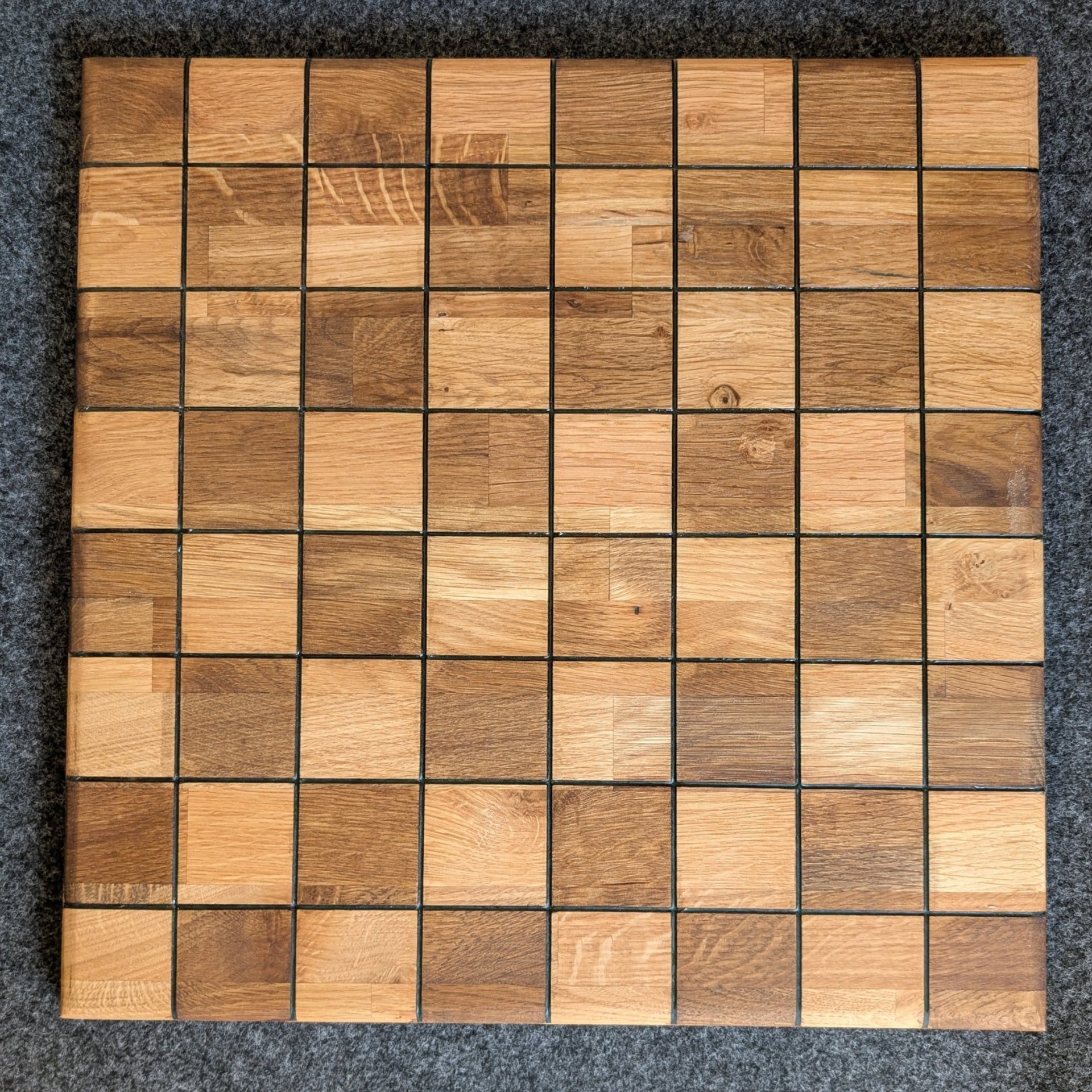 Tablero de ajedrez de roble hecho a mano por siete maderas con detalles en resina.