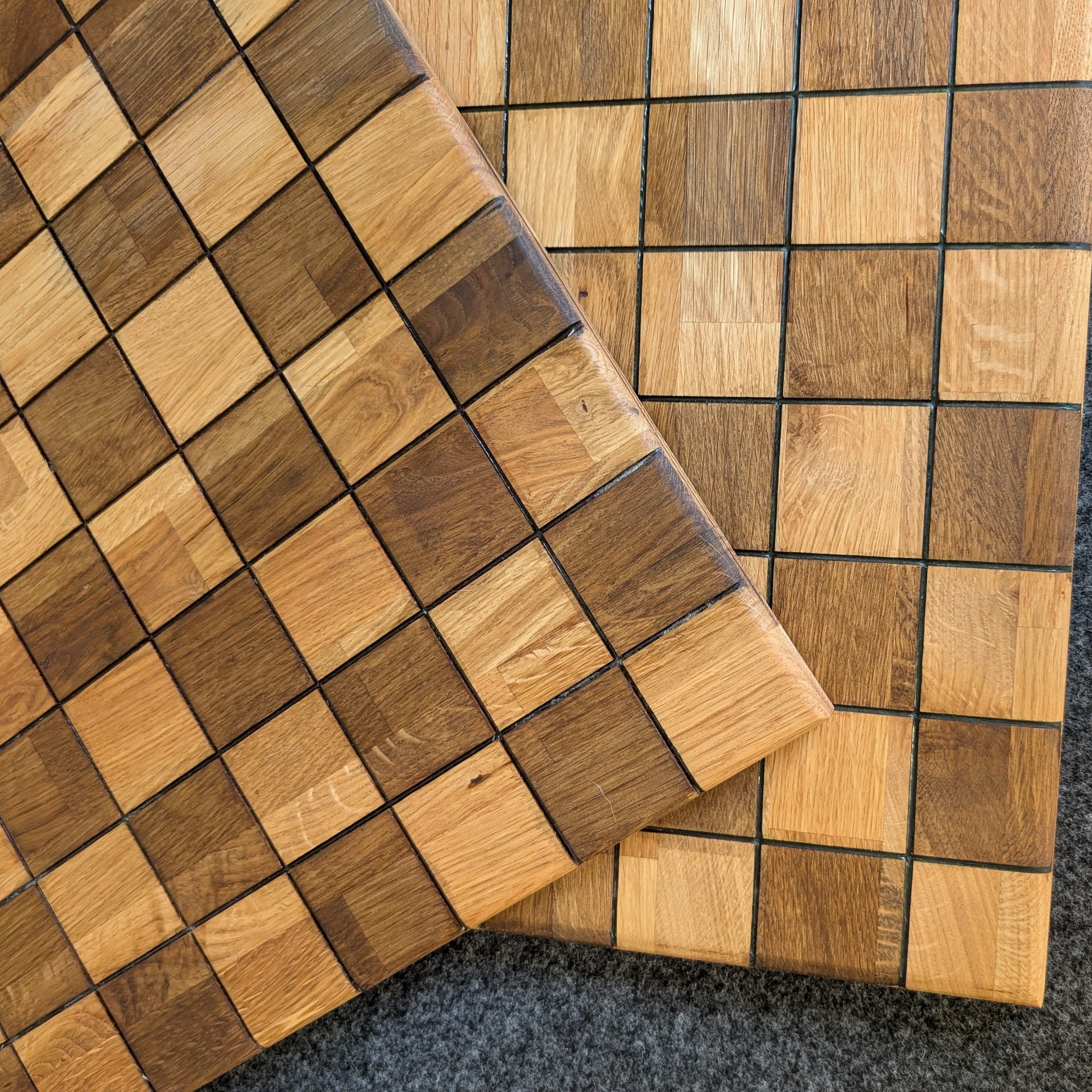 Tablero de ajedrez de roble hecho a mano por siete maderas con detalles en resina.