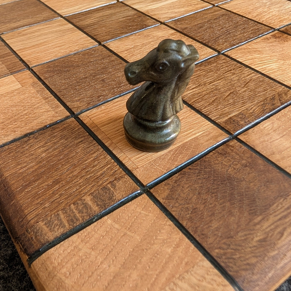 Detalle de tablero de ajedrez de roble hecho a mano por Siete maderas con detalles en resina.