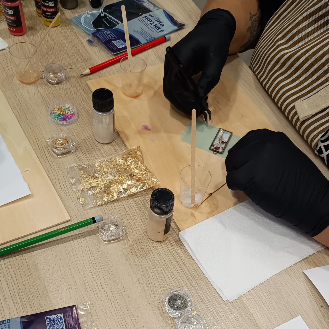 Alumna en el taller de Pendientes con resina UV y flores. Taller impartido por Siete Maderas en Málaga