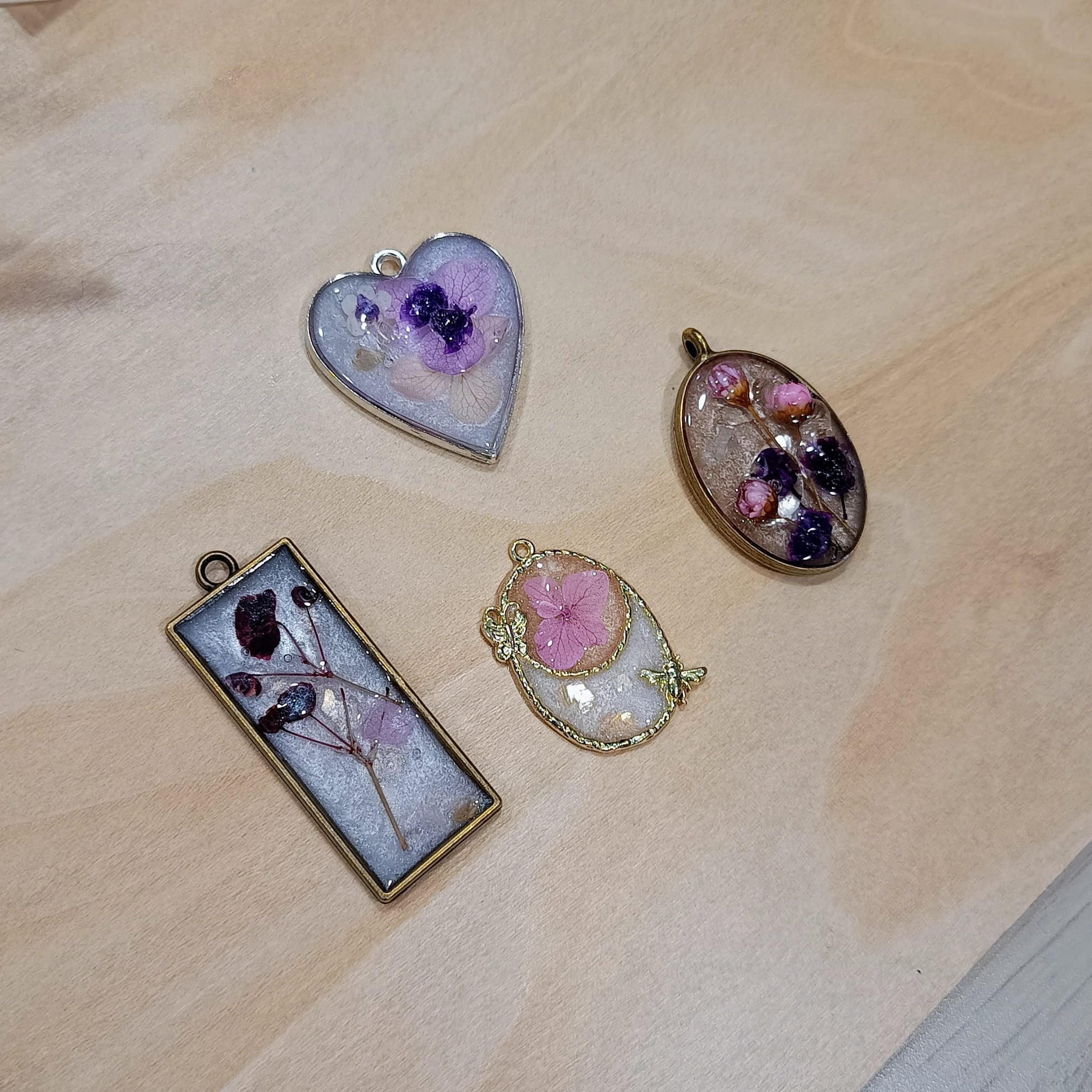 Pendientes y colgantes creado por las alumnas en el taller de resina UV y flores en Málaga. Taller impartido por Siete Maderas.