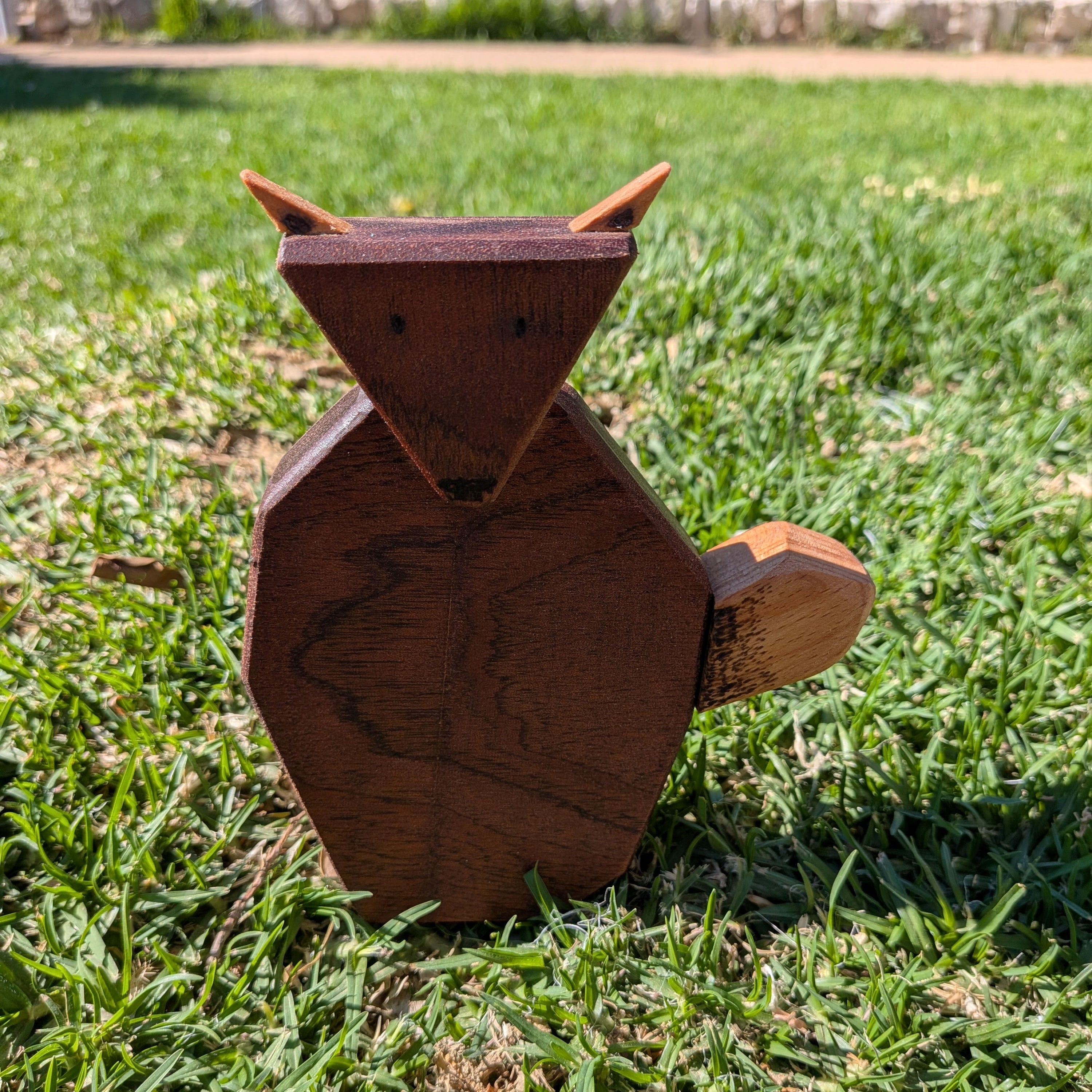 Zorro de madera hecho a mano por Siete Maderas en su taller de Málaga.