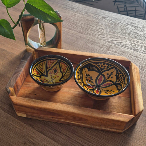 Bandeja decorativa Meseta, de madera de acacia. Su diseño octogonal alargado la hace única. Perfecta para servir o como centro de mesa.