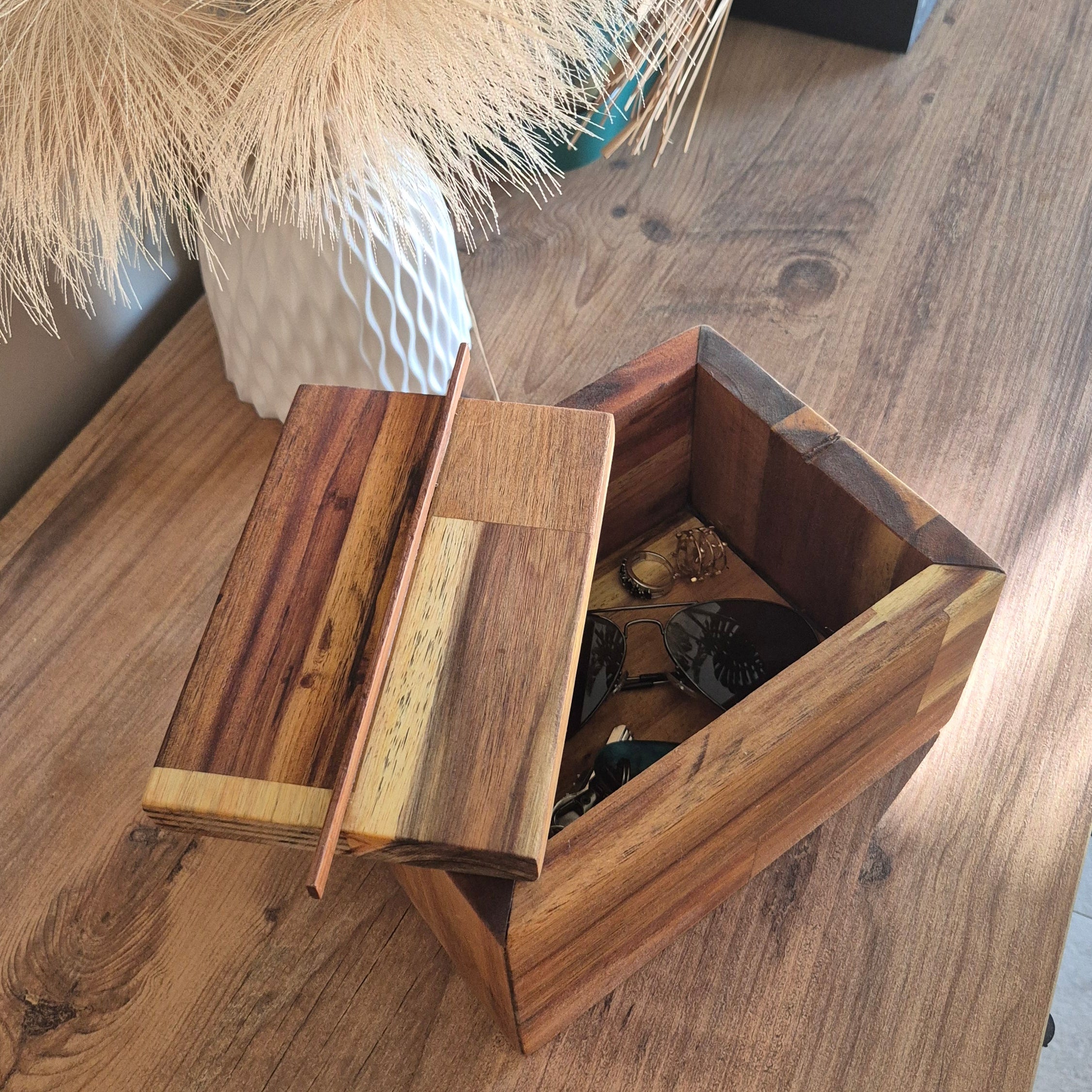 Caja Mina abierta: guarda tus gafas, joyas o tesoros. Madera de acacia y bambú. Un organizador único para objetos pequeños.