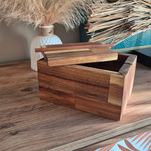 Caja Mina de Siete Maderas, de madera de acacia. Cierre innovador con guía de bambú. La pieza perfecta para organizar y decorar tu mueble.