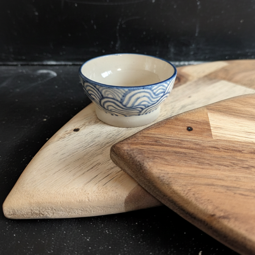 Conjunto para sushi oceano hecho a mano por siete maderas. Cuenco hecho por ayla atelier. Tablas en forma de pez de madera.