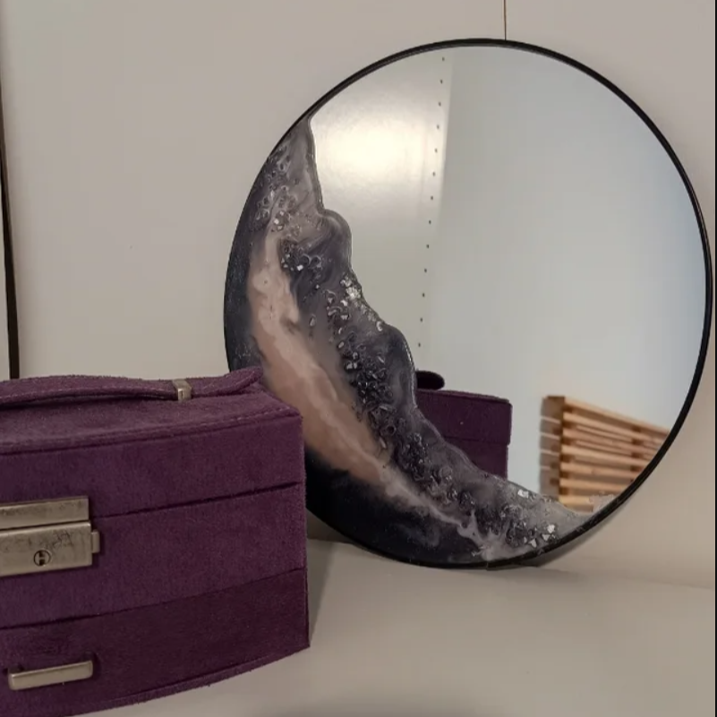 Espejo Obsidiana: una pieza de resina única para tu dormitorio. Su diseño abstracto aporta profundidad y elegancia a tu decoración. ¡Exclusivo!