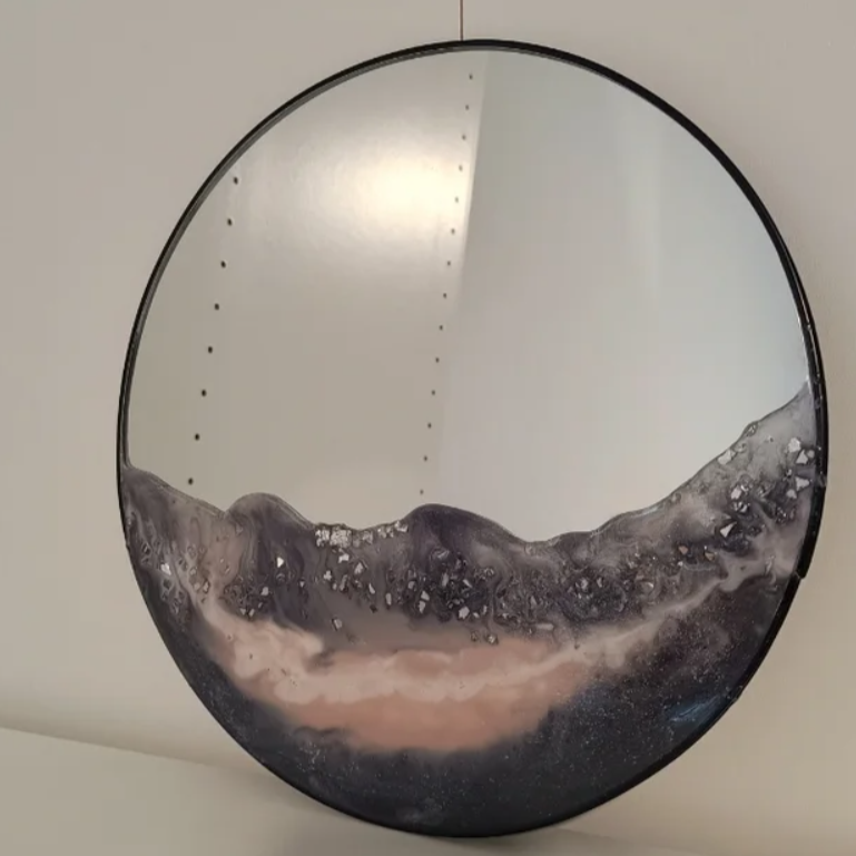 Espejo circular Obsidiana, de 30 cm. Decorado con resina artesanal, es una pieza única y exclusiva que no se repetirá. ¡Un tesoro!