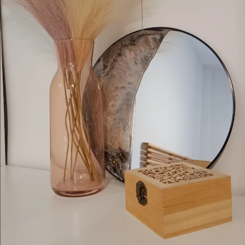 Espejo Ópalo: pieza de resina única para tu hogar. Su diseño artesanal en tonos suaves con un toque de brillo aporta luz y exclusividad a cualquier espacio.