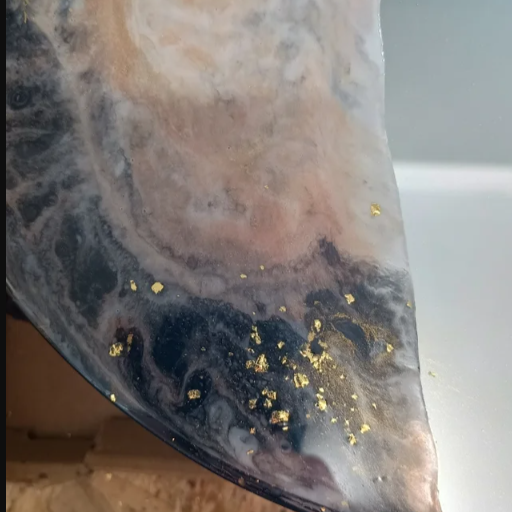 Primer plano del Espejo Ópalo. Resina en tonos suaves con destellos de brillo que crean un efecto mágico. Cada detalle es exclusivo.