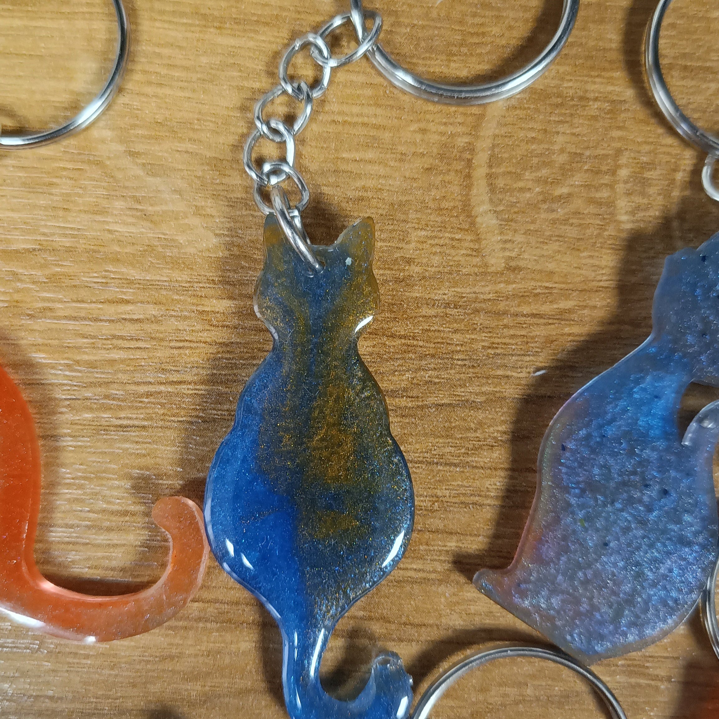 Llavero Una Teja, Un Gato. Primer plano: admira los colores únicos de la resina reciclada. Un diseño artesanal exclusivo y con causa.