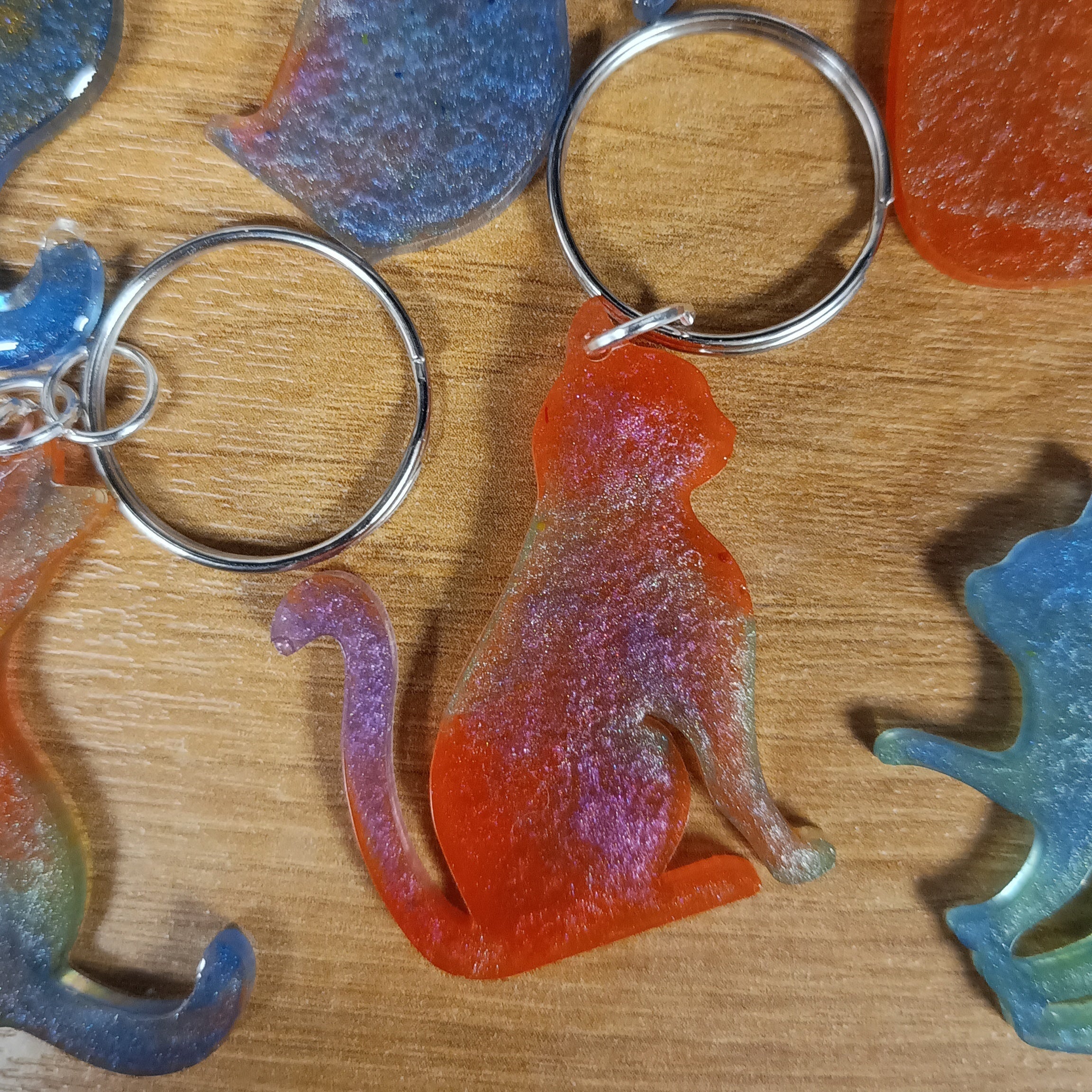Llaveros Una Teja, Un Gato: piezas únicas de resina reciclada. Cada gato tiene un diseño y color exclusivo. ¡Ayuda a animales con tu compra!