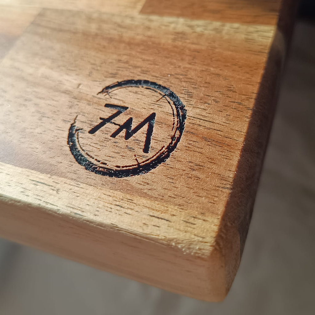 Detalle del logo de Siete Maderas grabado a láser en la madera como sello de creación propia.