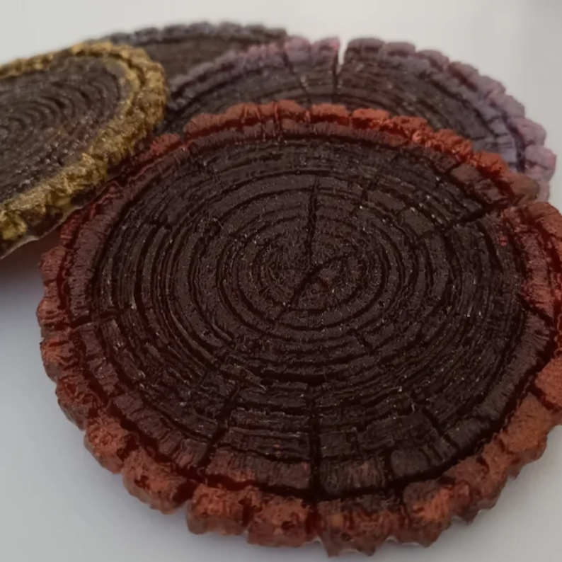 Pack único de 4 posavasos ECO. Color marrón natural de serrín reciclado. Una pieza funcional y artesanal que no se repetirá. ¡Exclusividad!